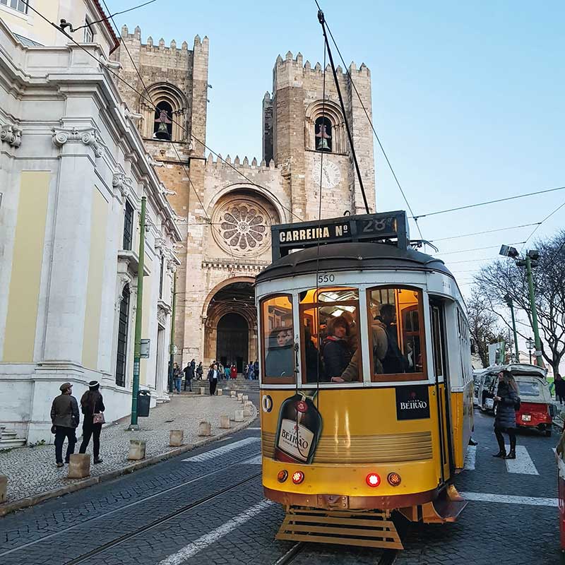Eletrico tram outside the Sé Cathedral