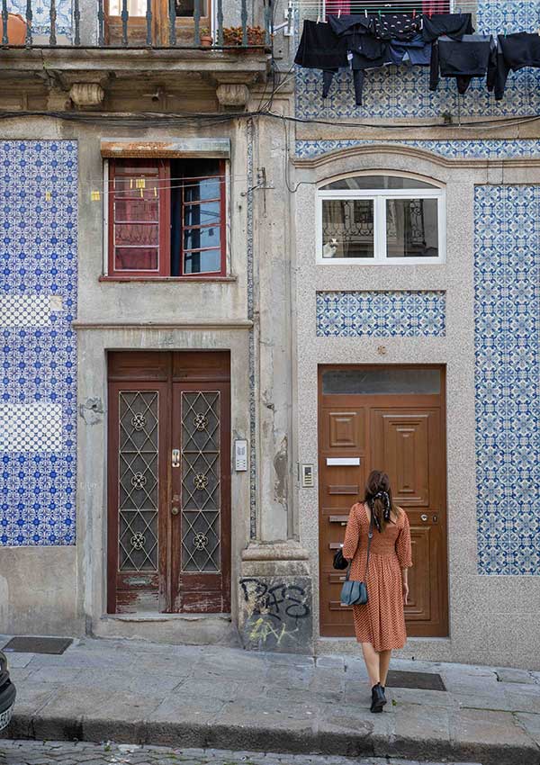 Daniela in Porto with tiles and a cat