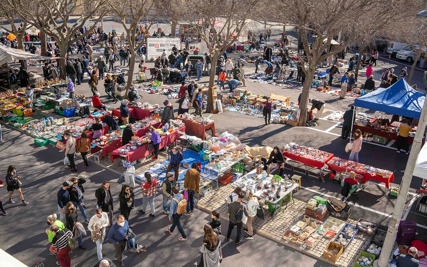 Local’s Guide To Feira Da Ladra, Lisbon’s Famous Flea Market - Olá Daniela