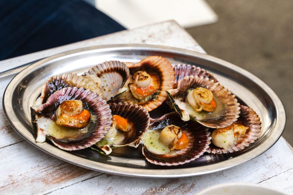 Scallops or zamburinas with garlic butter in Pontevedra at Bar Estrella